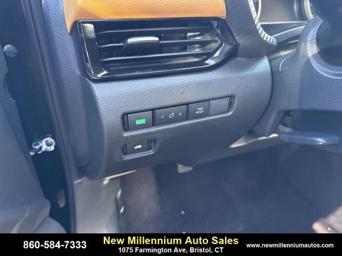 Used 2023 Nissan Sentra SV w/ SV Premium Package image 10