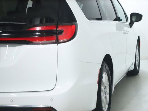 Used 2024 Chrysler Pacifica Touring-L FWD image 43