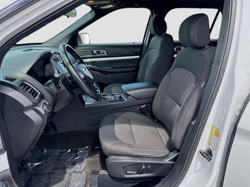 Used 2017 Ford Explorer XLT image 18