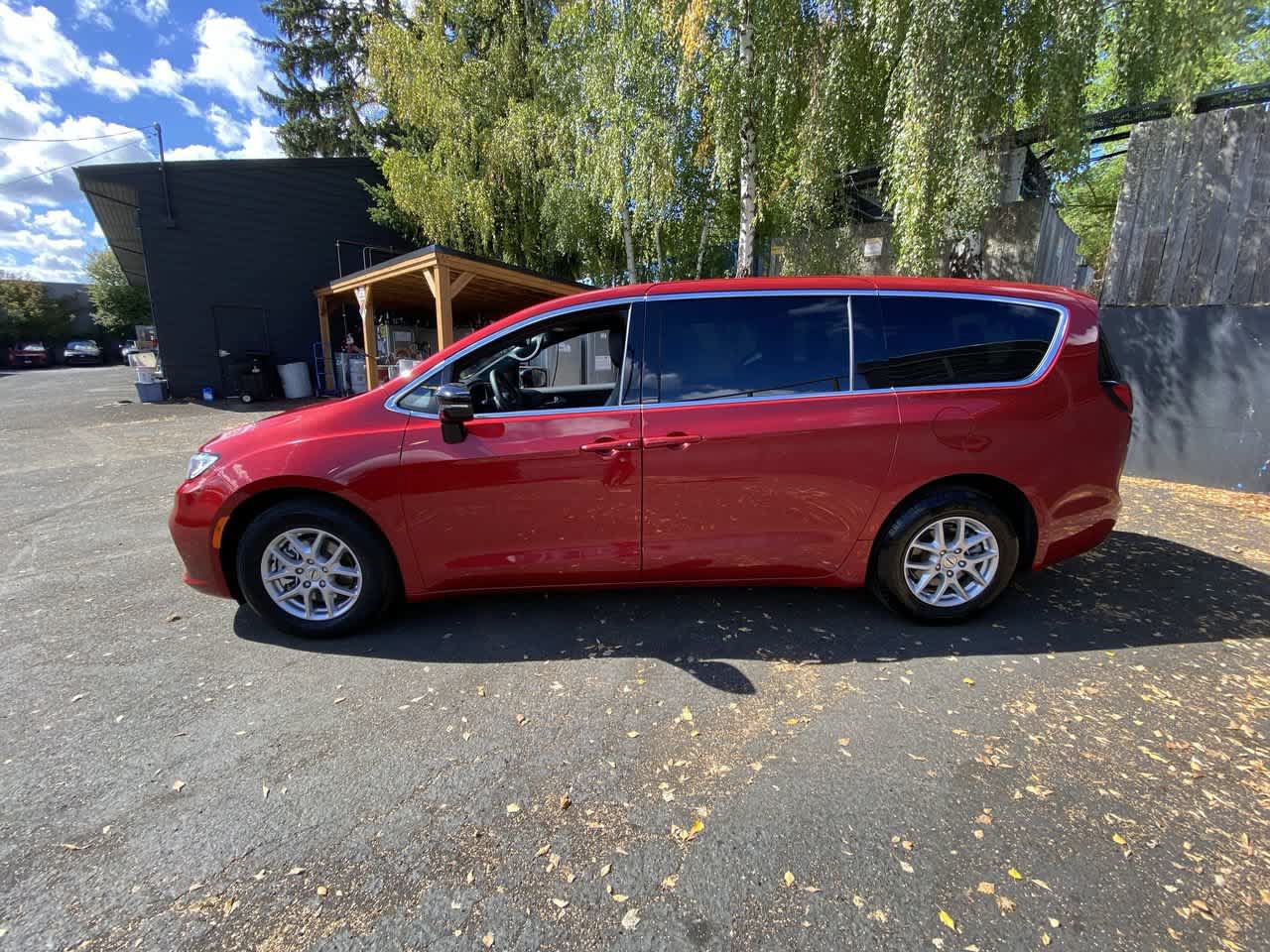 Used 2025 Chrysler Pacifica Select FWD image 3
