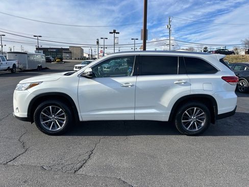 Used 2018 Toyota Highlander XLE w/ Carpet Mat Package (TMS) image 5