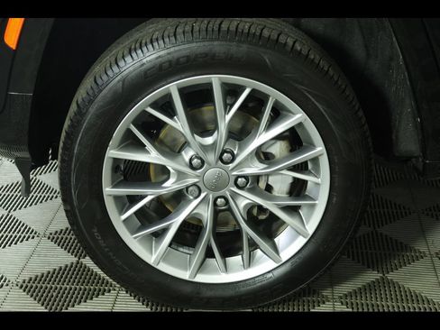Used 2023 Jeep Grand Cherokee Summit AWD/4WD image 9