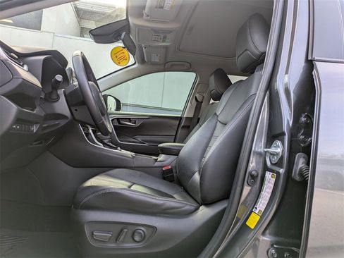 Used 2021 Toyota RAV4 XLE Premium image 2