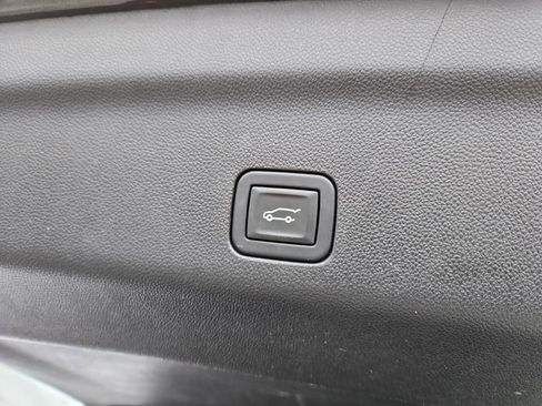 Used 2023 GMC Yukon XL SLT AWD/4WD image 9