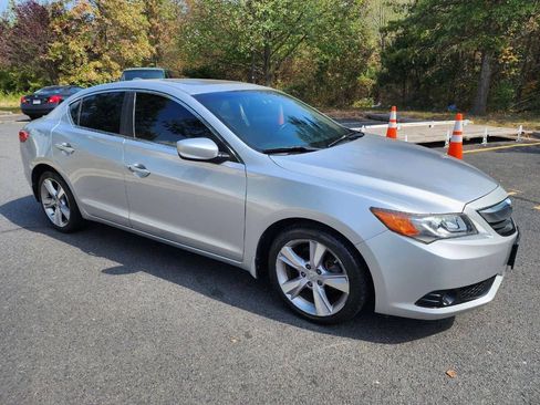 Used 2013 Acura ILX w/ Technology Package image 2