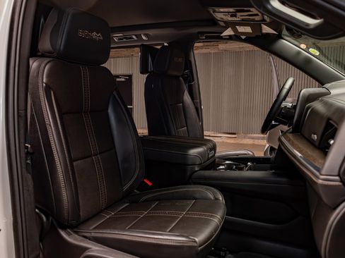 Used 2025 Chevrolet Suburban High Country image 28