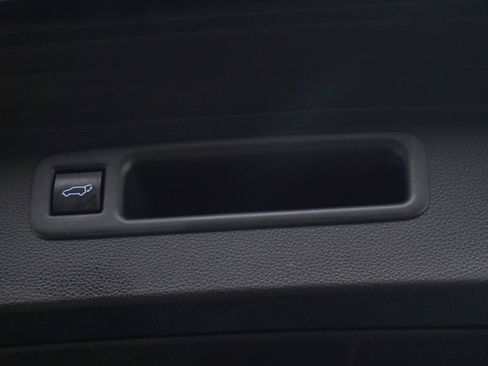 Used 2022 Toyota Highlander XLE AWD/4WD image 19
