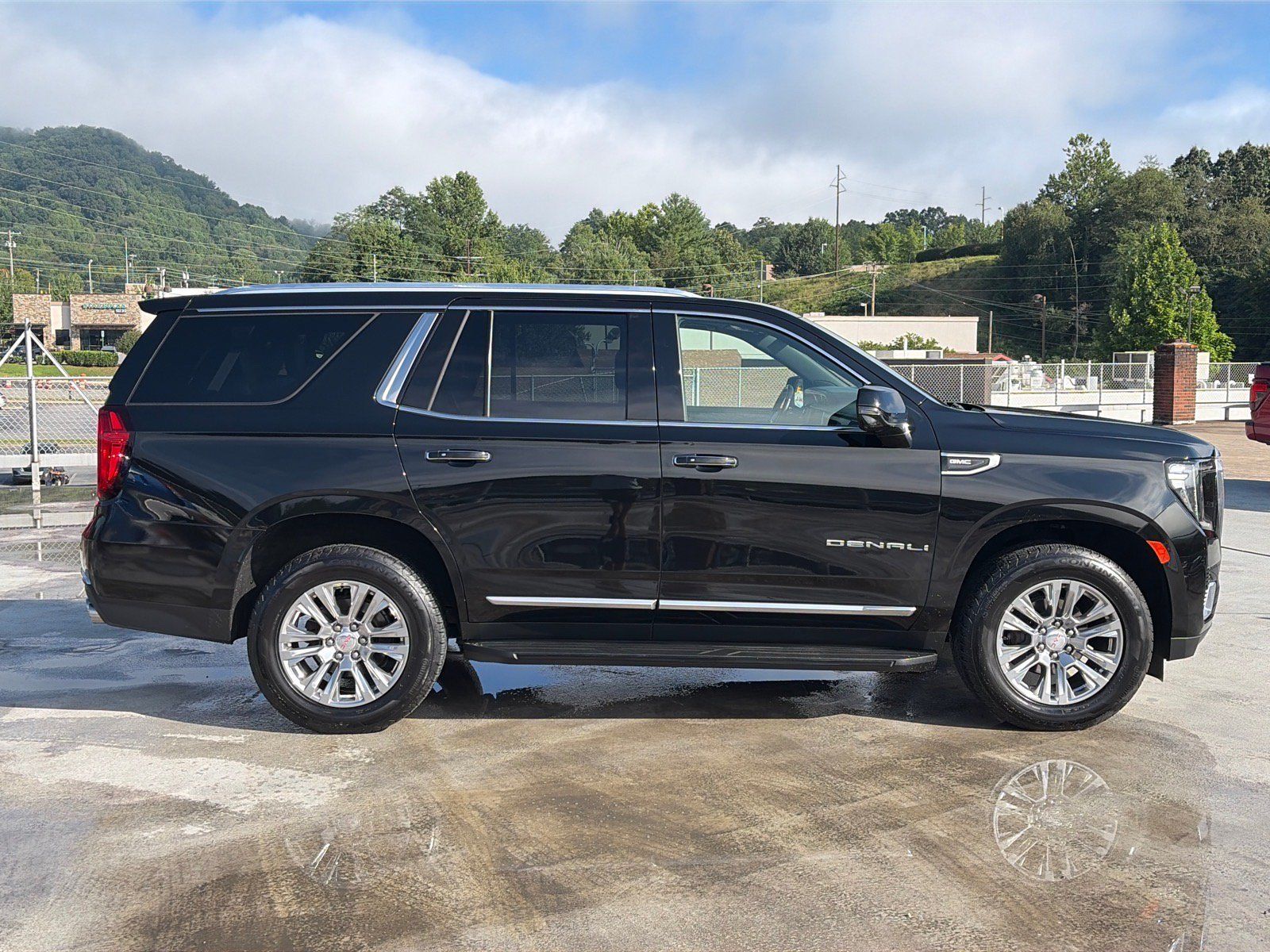 Used 2021 GMC Yukon Denali AWD/4WD image 2