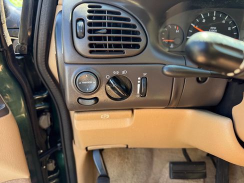 Used 1997 Chrysler Town & Country LXi image 24