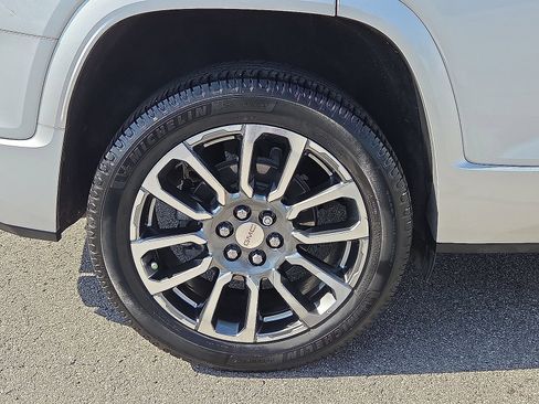 Used 2020 GMC Acadia Denali w/ Technology Package FWD image 17