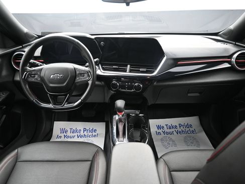 Used 2025 Chevrolet Trax RS w/ Sunroof Package FWD image 23