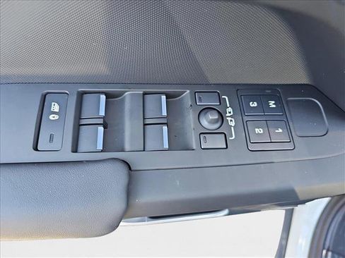 New 2025 Land Rover Defender 110 X-Dynamic SE image 29