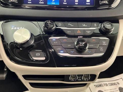 Used 2023 Chrysler Pacifica Touring-L FWD image 27