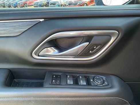 Used 2023 GMC Yukon XL SLT AWD/4WD image 9