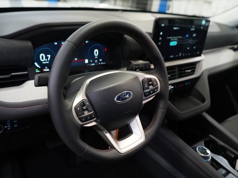 New 2026 Ford Explorer Active RWD image 17