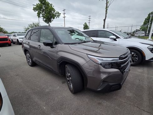 Used 2025 Subaru Forester Touring AWD/4WD image 2