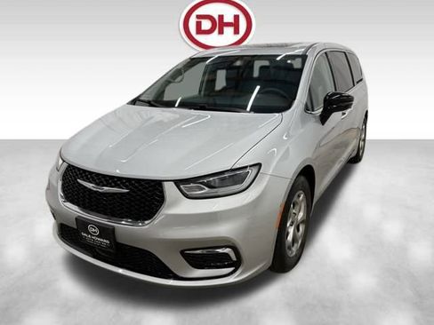 Used 2024 Chrysler Pacifica Limited image 10