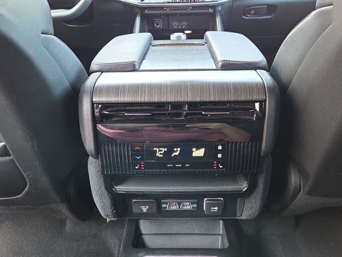 Used 2024 Jeep Wagoneer L Series II w/ Flexible Seating Group RWD image 13
