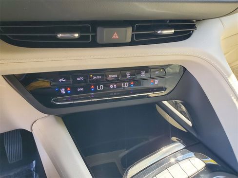 Used 2022 Buick Envision Avenir w/ Technology Package II image 32