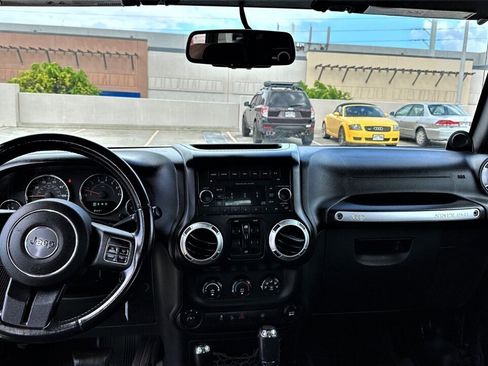 Used 2013 Jeep Wrangler Unlimited Sahara AWD/4WD image 9