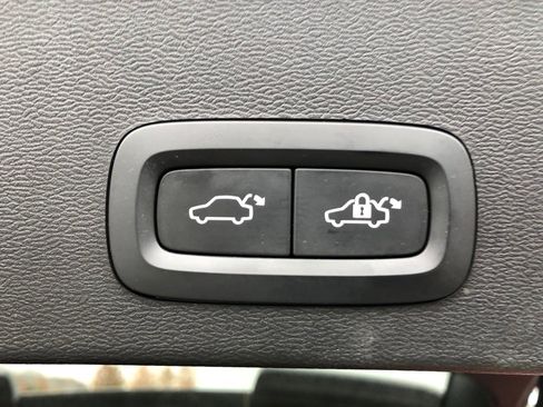 Used 2022 Volvo XC40 T5 R-Design w/ Advanced Package image 38