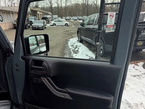 Used 2013 Jeep Wrangler Unlimited Rubicon image 10