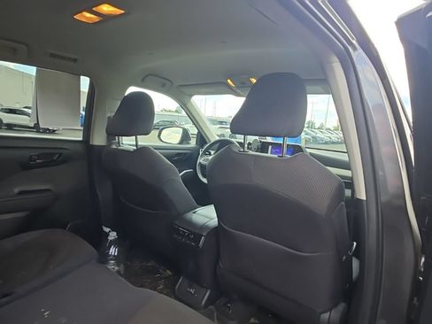 Used 2024 Toyota Highlander LE FWD image 13