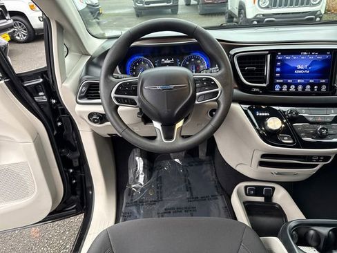 Used 2017 Chrysler Pacifica Touring Plus w/ Tire & Wheel Group image 19