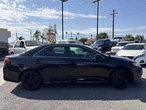 Used 2014 Toyota Camry SE FWD image 2