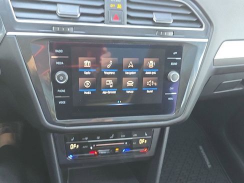 Used 2022 Volkswagen Tiguan SE w/ Panoramic Sunroof Package image 21