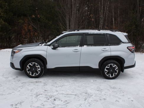 Used 2025 Subaru Forester Premium image 5