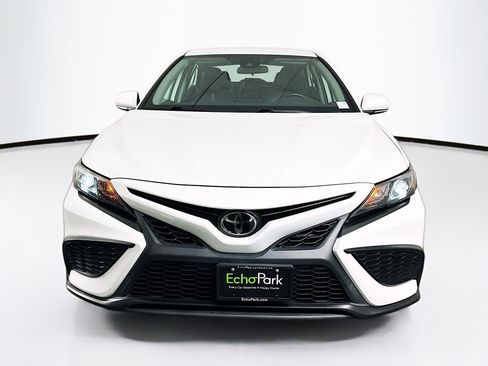 Used 2023 Toyota Camry SE image 2