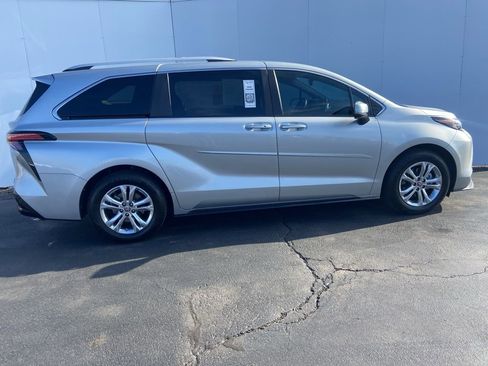 Certified 2024 Toyota Sienna Platinum image 3