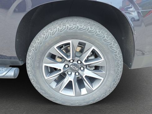 Used 2023 Chevrolet Suburban Z71 w/ Luxury Package AWD/4WD image 5