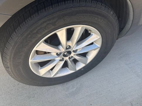 Used 2019 Kia Sorento L FWD image 13
