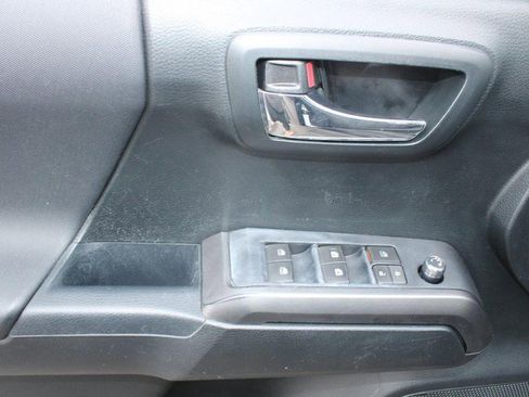 Used 2017 Toyota Tacoma TRD Sport image 10