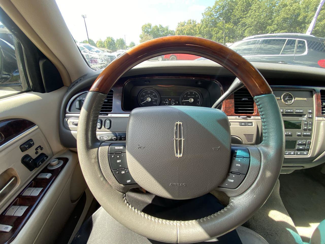 Used 2011 Lincoln Town Car Signature Limited RWD image 17