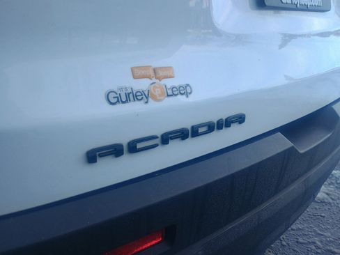 Used 2023 GMC Acadia SLT w/ Elevation Edition image 9