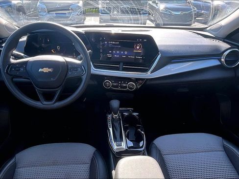 Used 2025 Chevrolet Trax LT FWD image 7