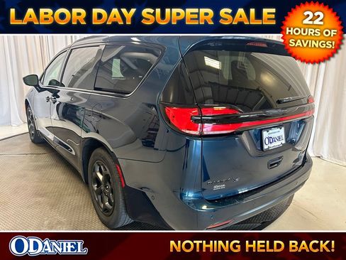 Used 2025 Chrysler Pacifica Premium FWD image 2