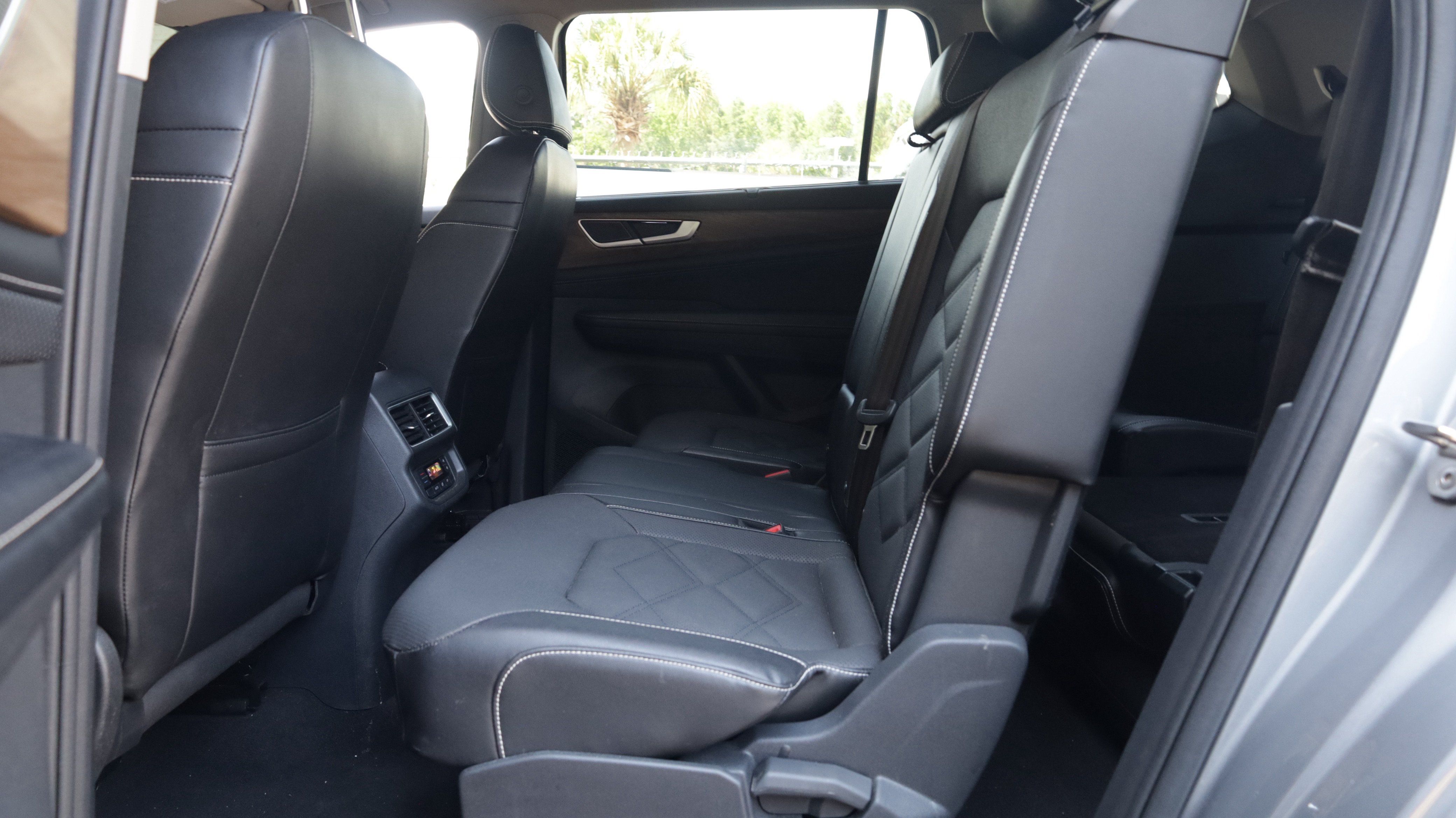 Used 2024 Volkswagen Atlas SE FWD image 12