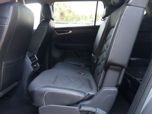 Used 2024 Volkswagen Atlas SE FWD image 12