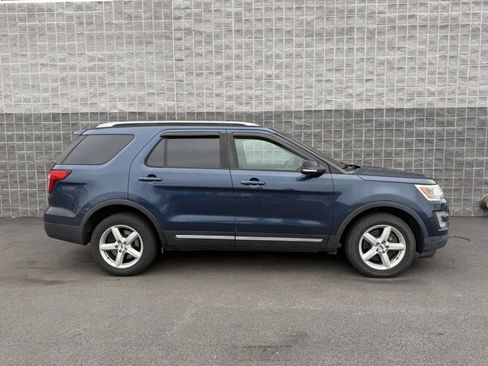 Used 2017 Ford Explorer XLT w/ Equipment Group 202A image 5