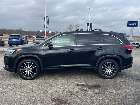 Used 2017 Toyota Highlander SE image 3