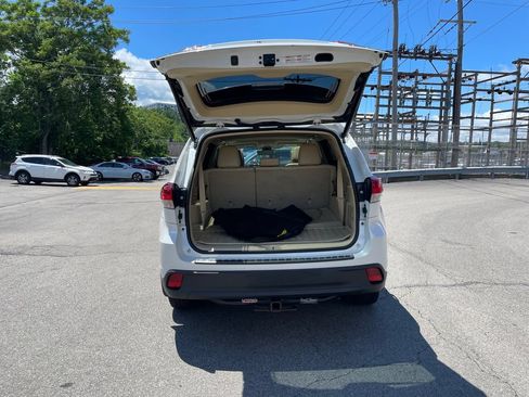 Used 2019 Toyota Highlander XLE AWD/4WD image 13
