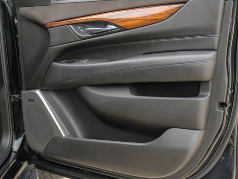 Used 2017 Cadillac Escalade ESV Luxury image 47