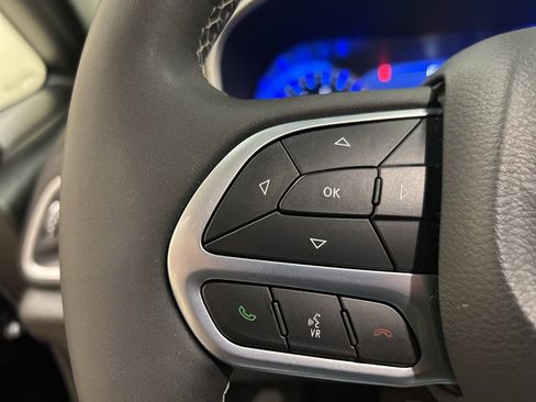 Used 2025 Chrysler Pacifica Select image 20