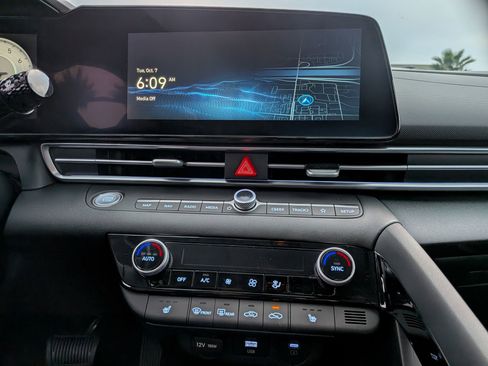 New 2025 Hyundai Elantra Limited image 10