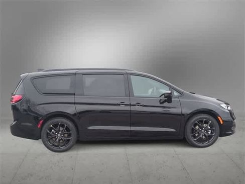 New 2026 Chrysler Pacifica Select w/ S Appearance Package image 9