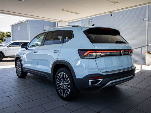 Certified 2025 Volkswagen Taos SE w/ Panoramic Sunroof Package FWD image 11